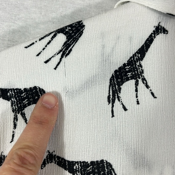 Chicos Giraffe Novelty Print Flare Sleeve Button Up Blouse Top Womens Size S - Picture 11 of 12